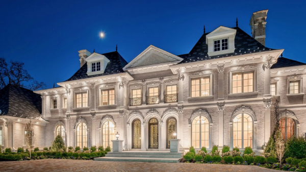 Villa dengan elemen neoklasik yang anggun